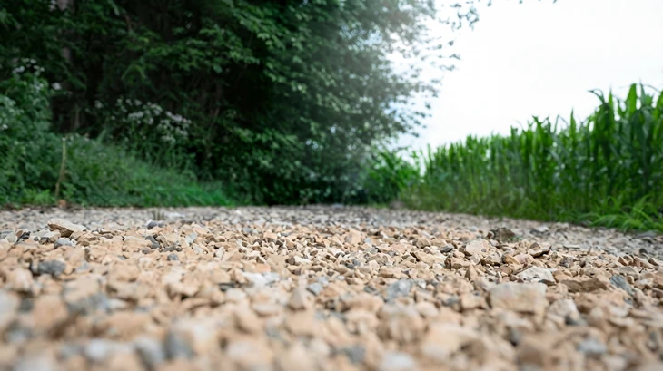 Surface extérieure de gravier concassé et pierres naturelles de calibres variés