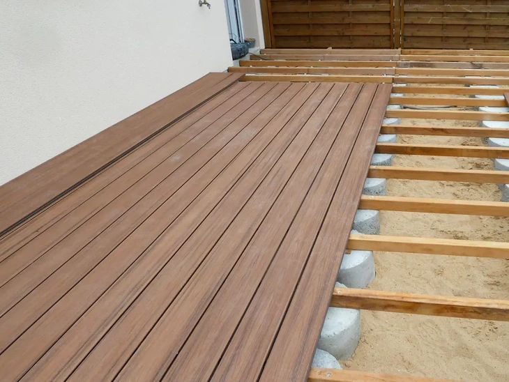 Terrasse extérieure en bois avec mobilier moderne au coucher de soleil