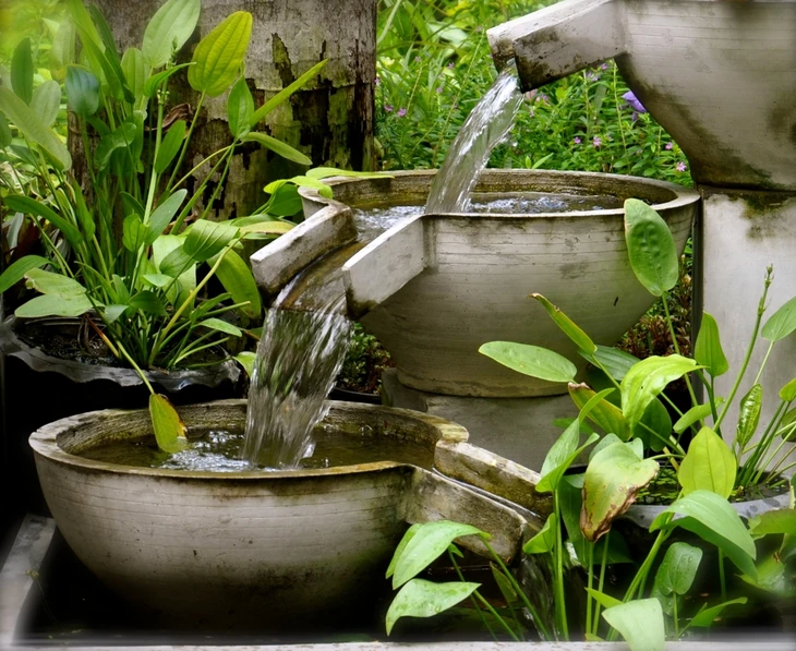 Fontaine décorative de jardin en extérieur avec bassin circulaire en pierre naturelle patinée