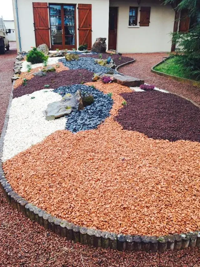 Scène extérieure de jardinage : deux personnes plantent un jeune arbre